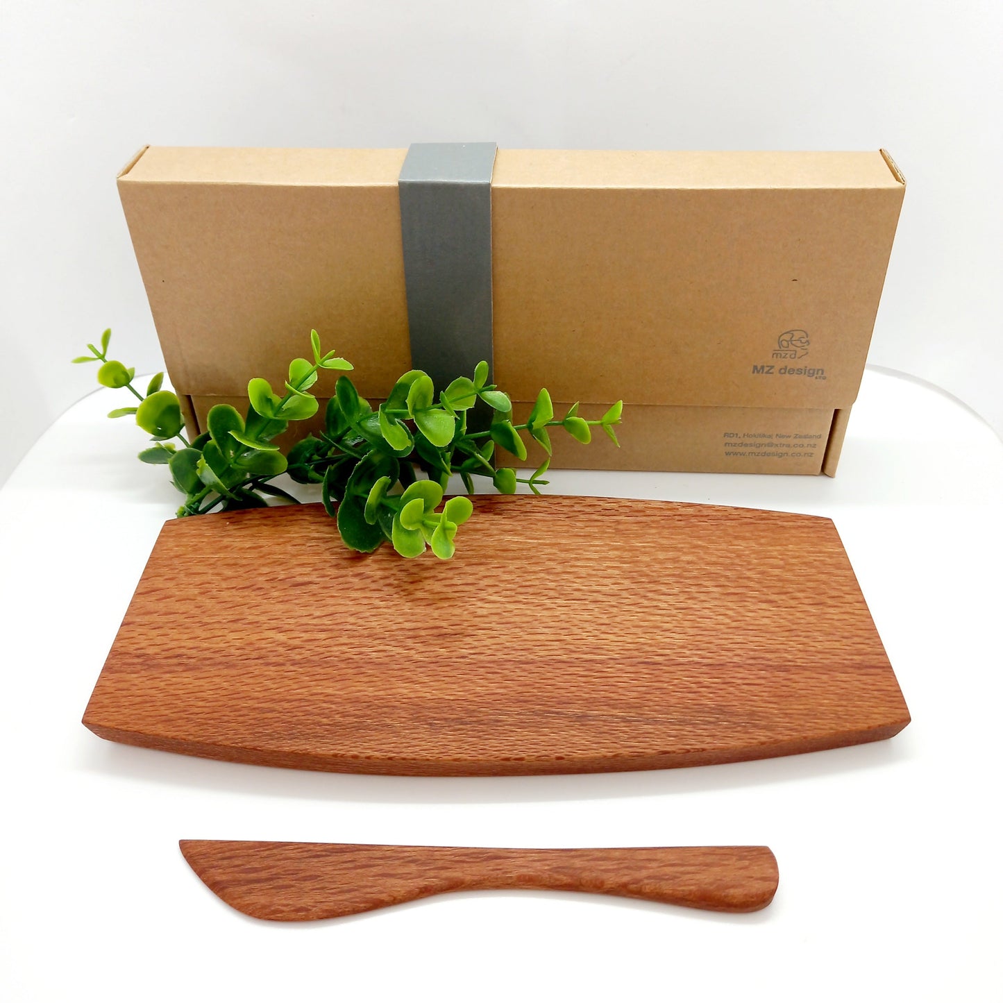 Rimu Waka Board with Cheese knife medium