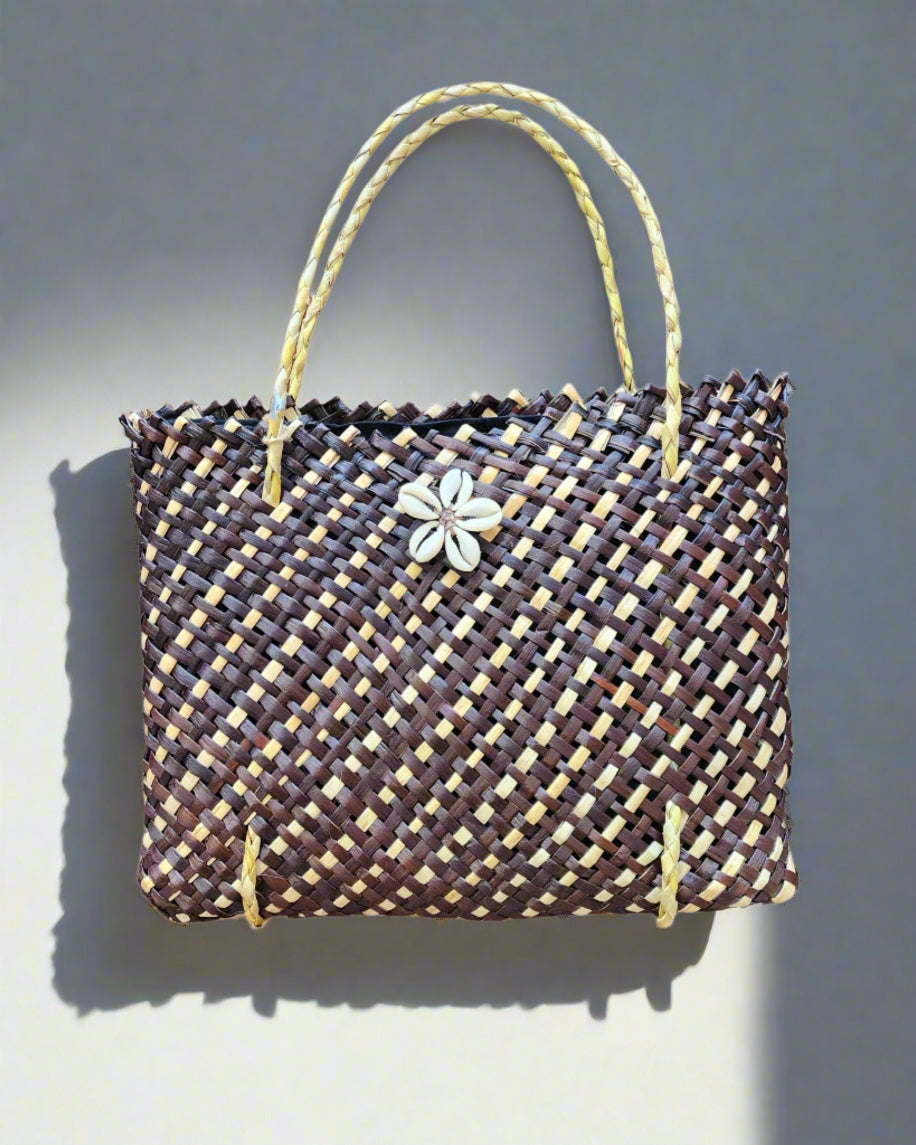 Harakeke Kete with Shells Medium