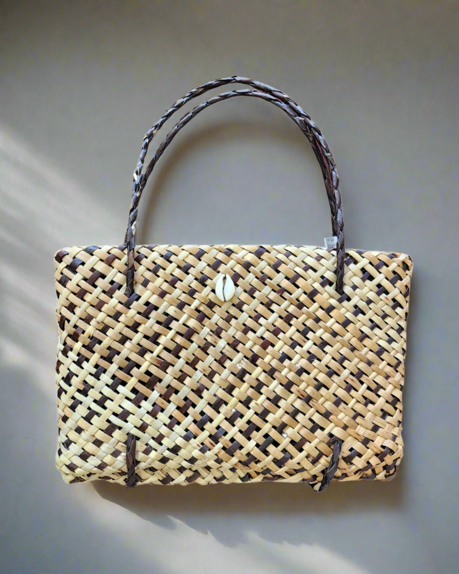 Harakeke Kete with Shells Medium