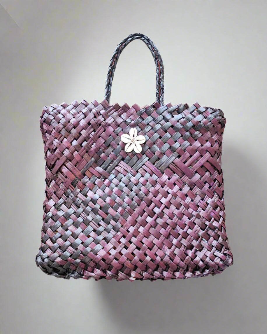 Harakeke Kete with Shells Large