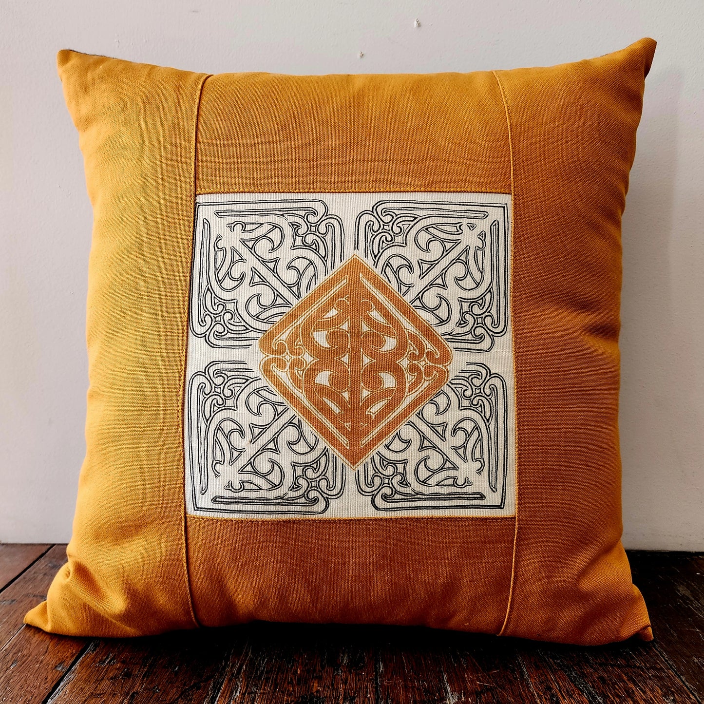 Pā o te hā - Cushion in Gold