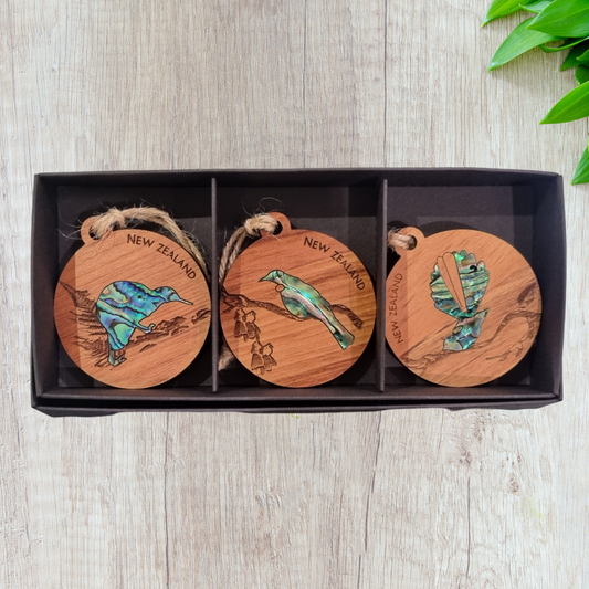 Rimu and Paua Decoration Set