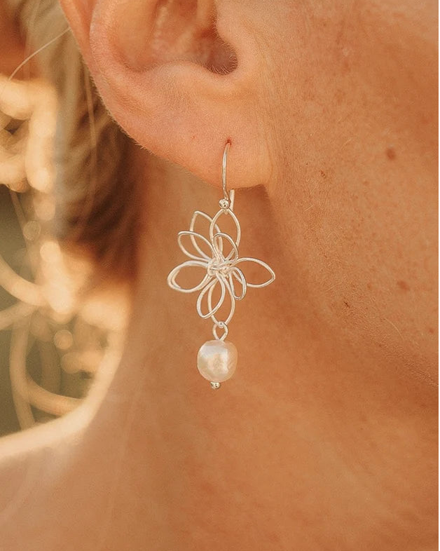 Daisy Pearl Droplets in Gold or Silver