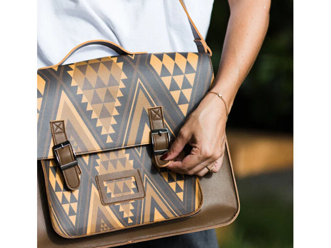 Hine-Uri Messenger Bag