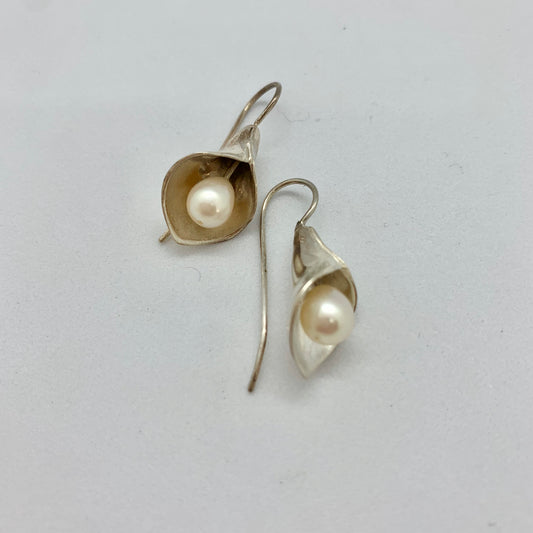 Small Lily Flowers with Pearl