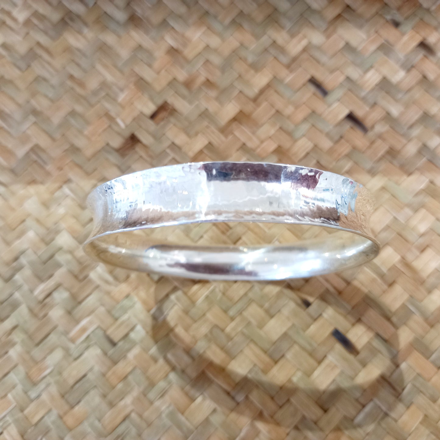 Anticlastic dented bangle